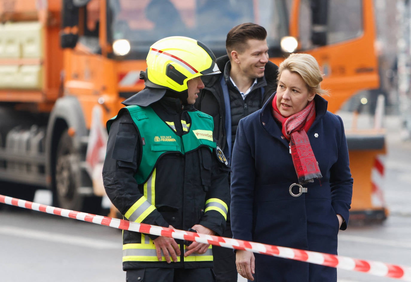 Fotos: Un millón de litros derramados tras el reventón del mayor acuario cilíndrico del mundo