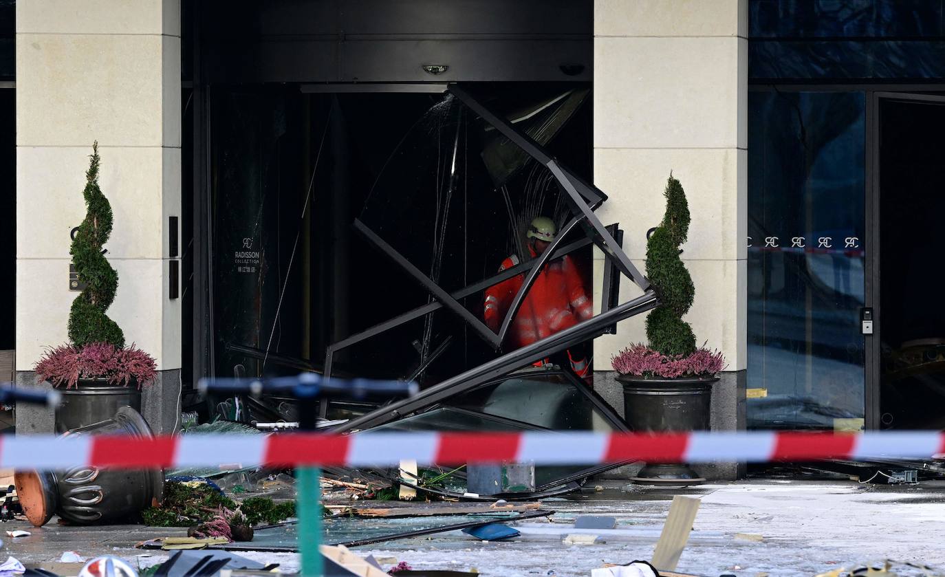 Fotos: Un millón de litros derramados tras el reventón del mayor acuario cilíndrico del mundo