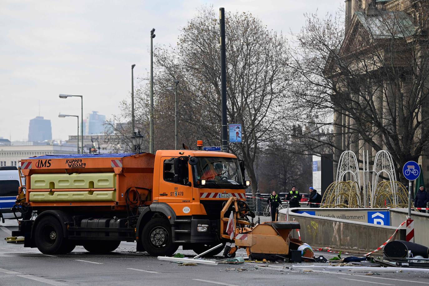 Fotos: Un millón de litros derramados tras el reventón del mayor acuario cilíndrico del mundo