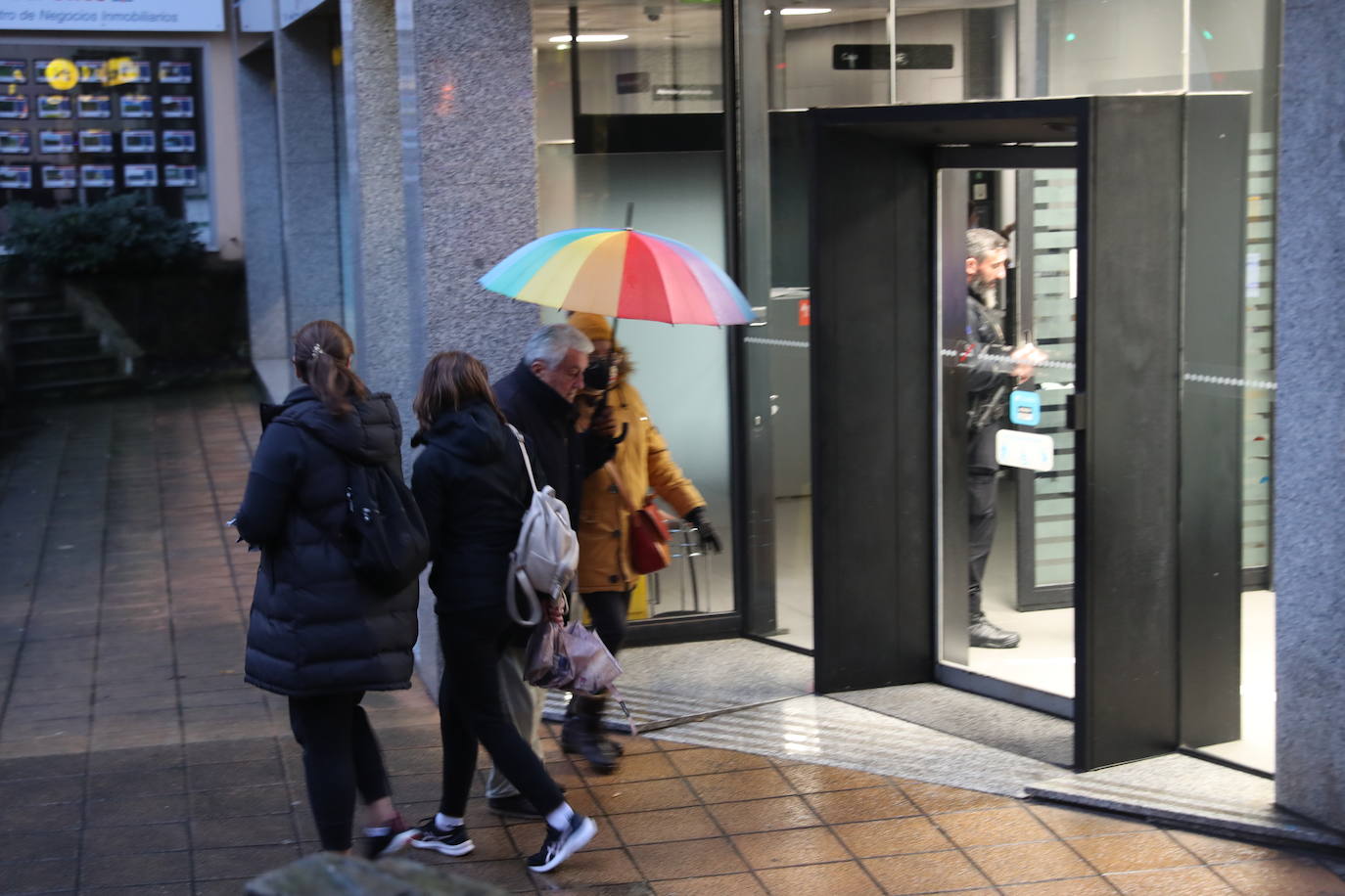 Fotos: Atraco a punta de pistola en una sucursal bancaria de Gijón