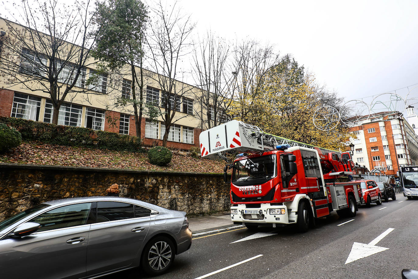 Fotos: Despliegue para socorrer a una alumna del instituto Alfonso II de Oviedo