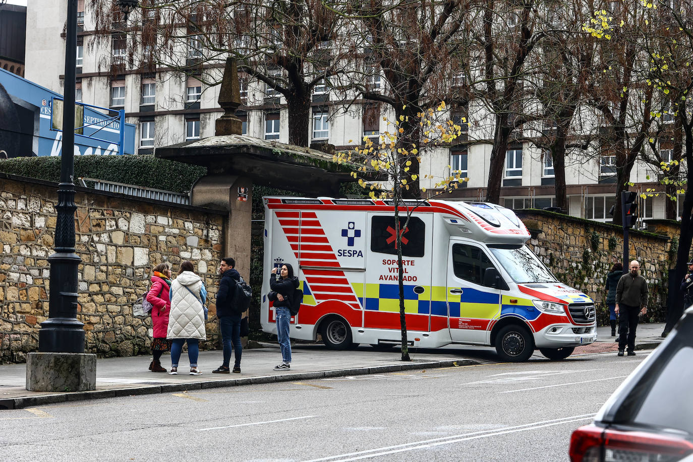 Fotos: Despliegue para socorrer a una alumna del instituto Alfonso II de Oviedo