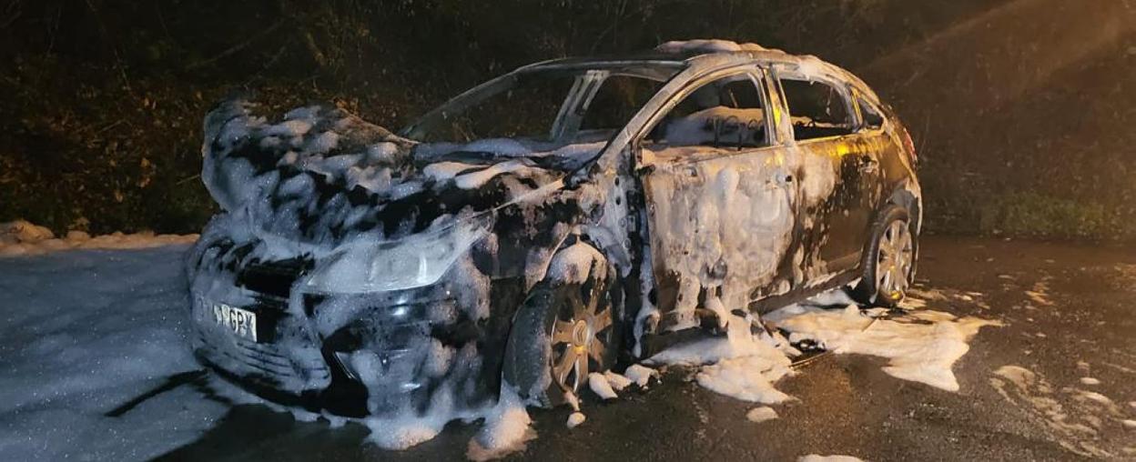 Coche calcinado en el valle de Turón por la acción de los vándalos. 