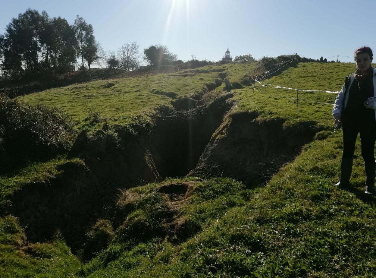 La investigadora Montserrat Jiménez, junto al árgayo de Tazones. 