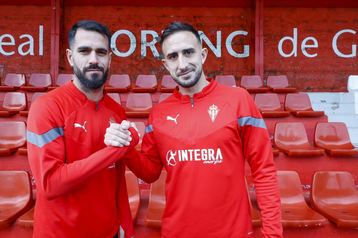 Pablo Insua y 'Cali' Izquierdoz se estrechan las manos antes del derbi de mañana en el Carlos Tartiere. 