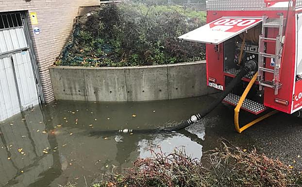 Los bomberos, en el garaje de Les Cigarreres que acabó inundado.