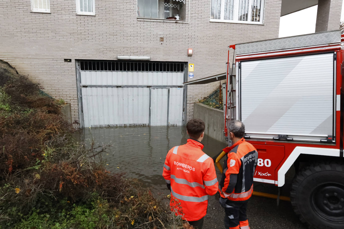 Fotos: Las fuertes lluvias causan incidentes en Gijón