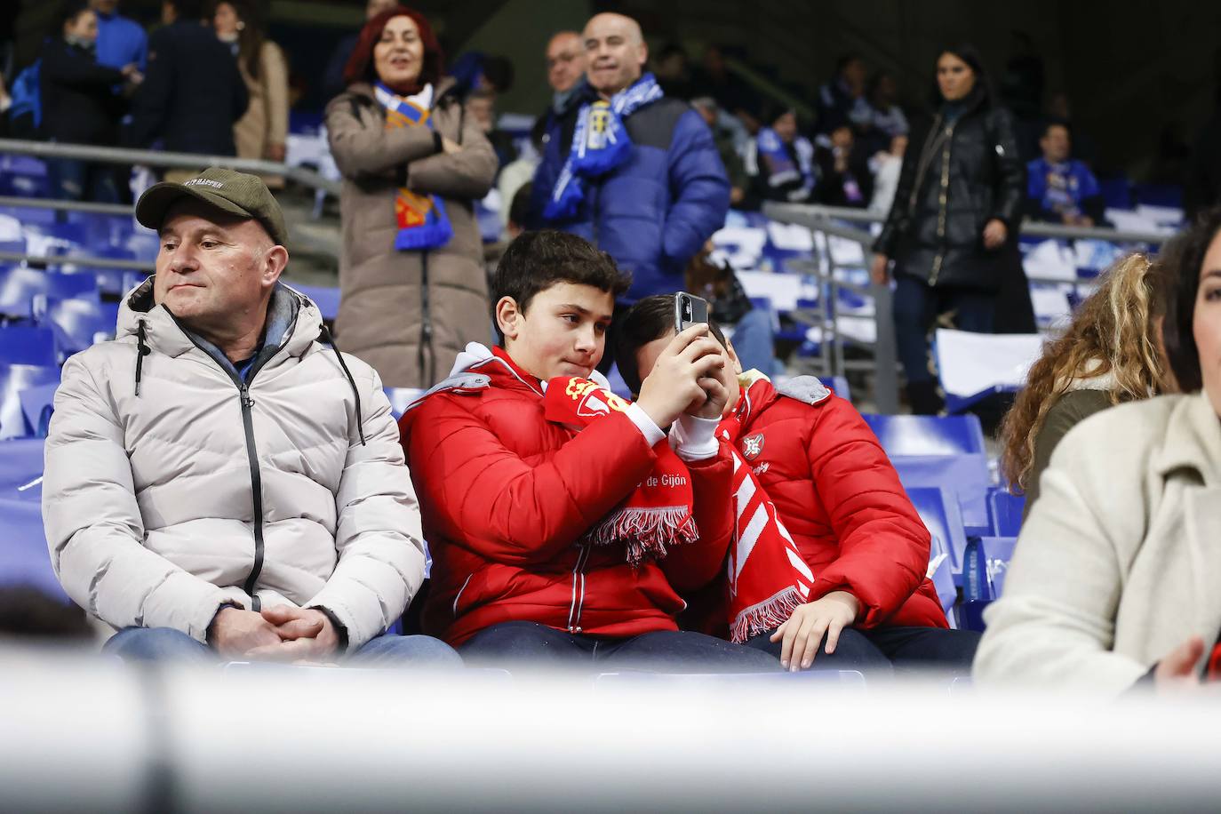 Fotos: ¿Estuviste en el derbi asturiano Real Oviedo - Sporting? ¡Búscate en el Tartiere!