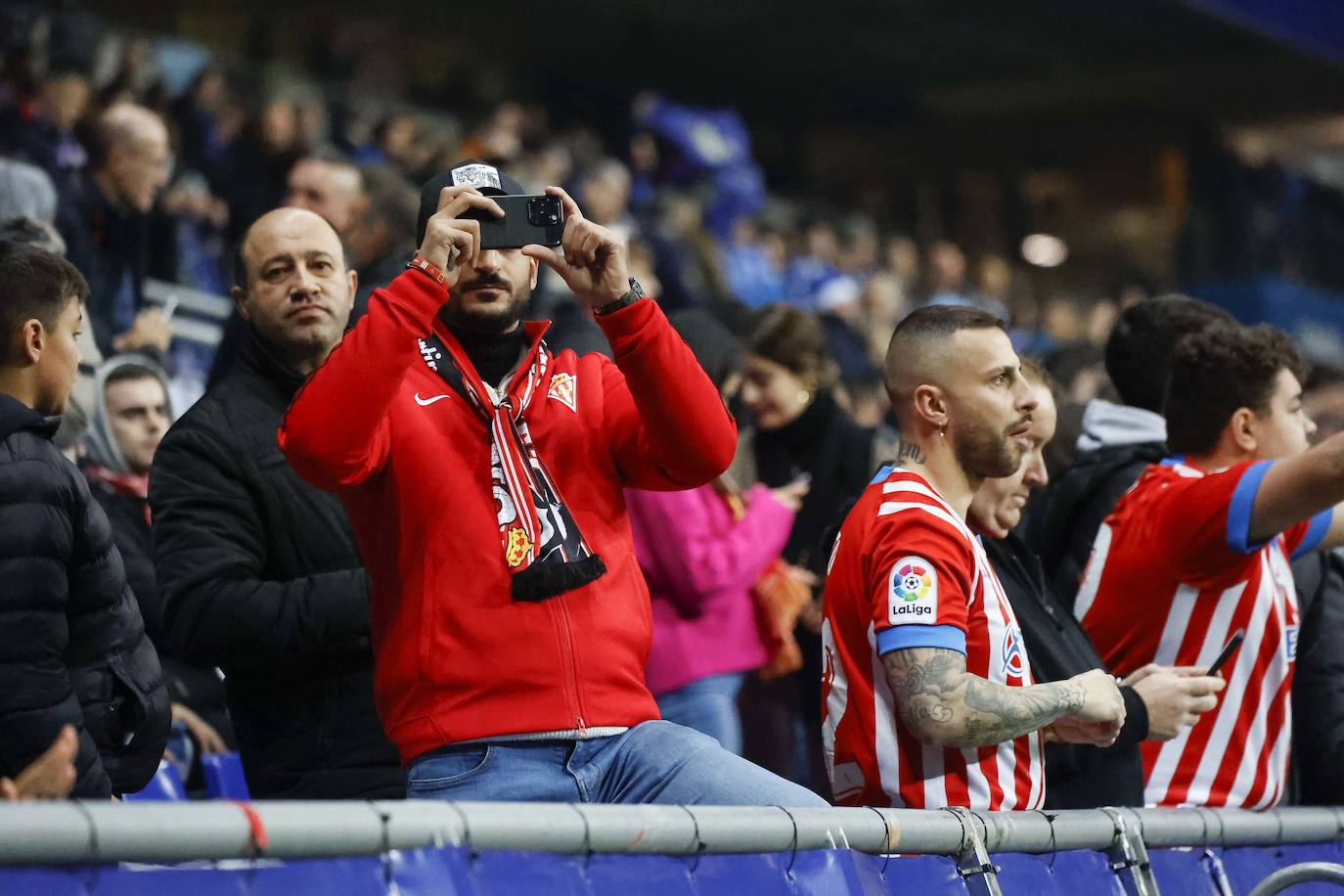 Fotos: ¿Estuviste en el derbi asturiano Real Oviedo - Sporting? ¡Búscate en el Tartiere!