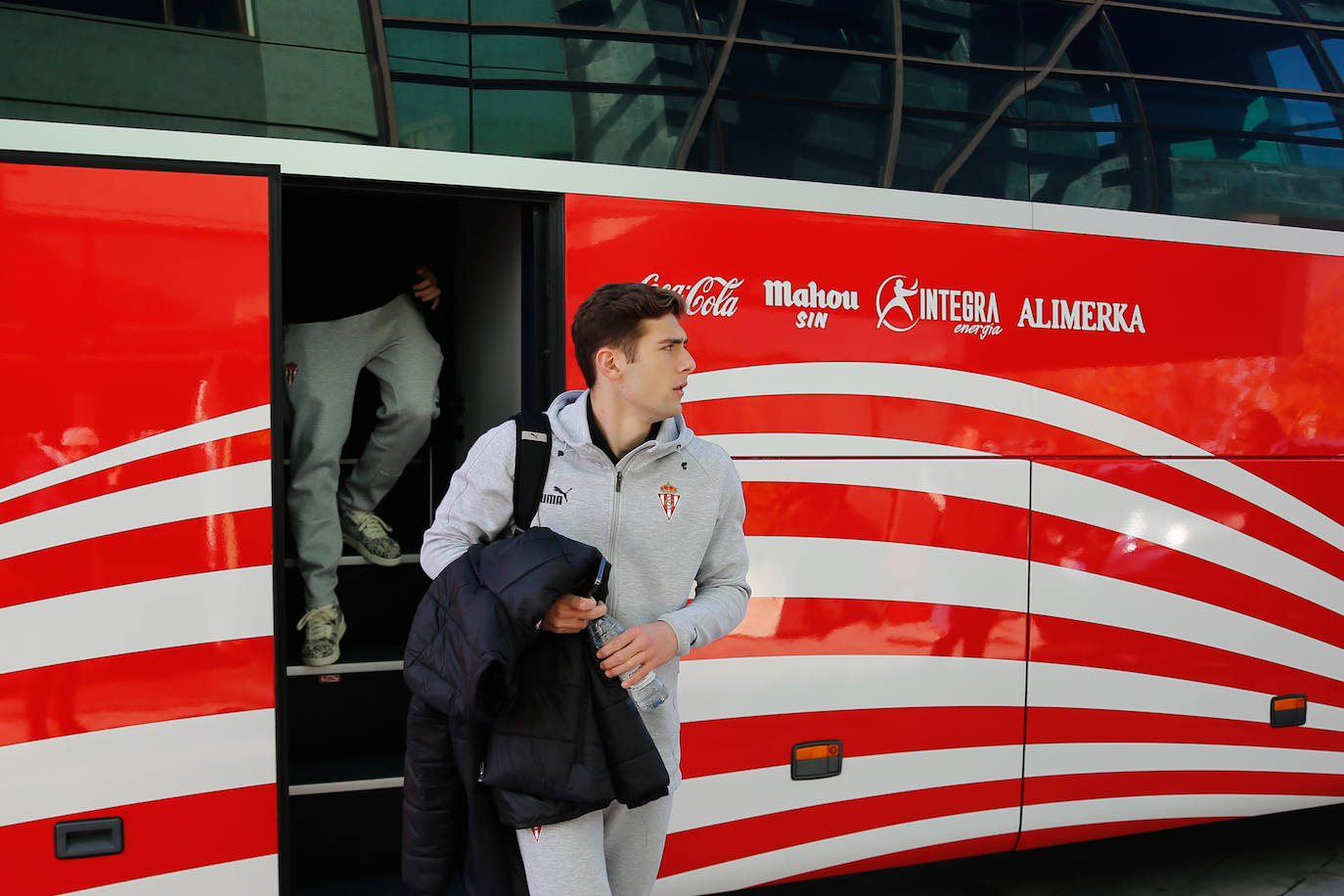 Fotos: El Sporting ya se encuentra concentrado para el derbi