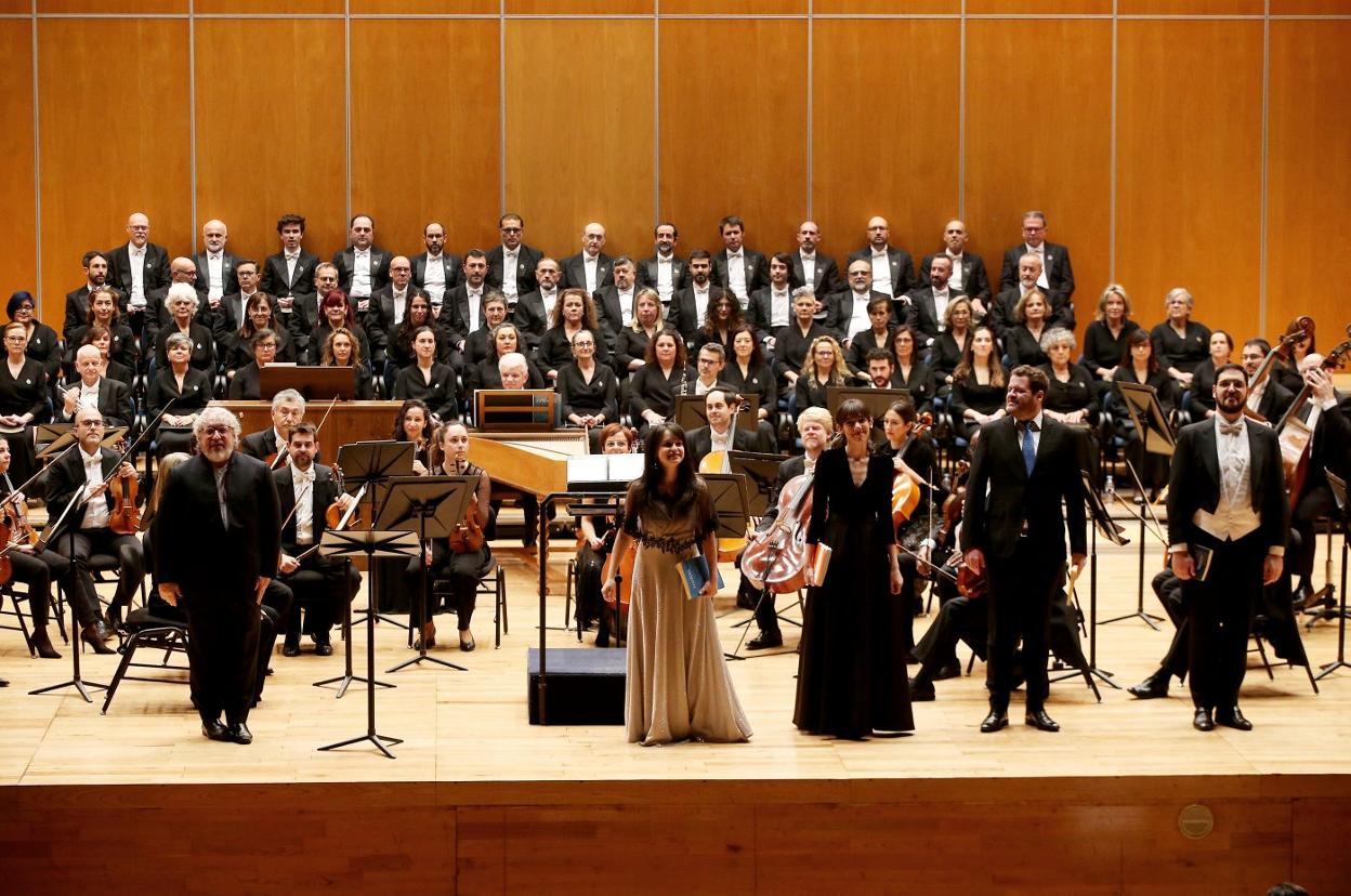 El Coro de la Fundación Princesa de Asturias, los solistas y la OSPA, dirigida por Miguel Romea, anoche, en el Auditorio Príncipe Felipe. 