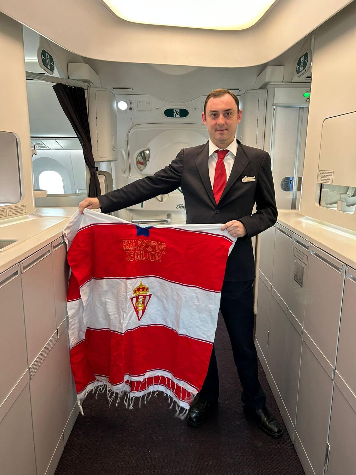 Diego Álvarez Bada, con los colores del Sporting, durante el viaje. 