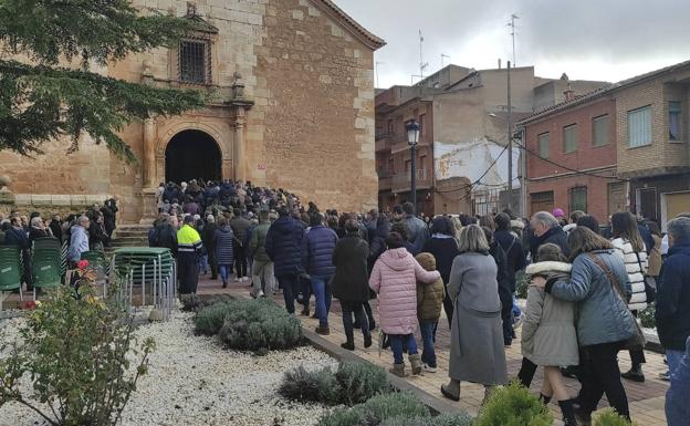 Numerosos vecinos de Quintanar del Rey (Cuenca) acudieron este sábado a la iglesia donde se realizó el funeral por las dos pequeñas asesinadas por su madre.