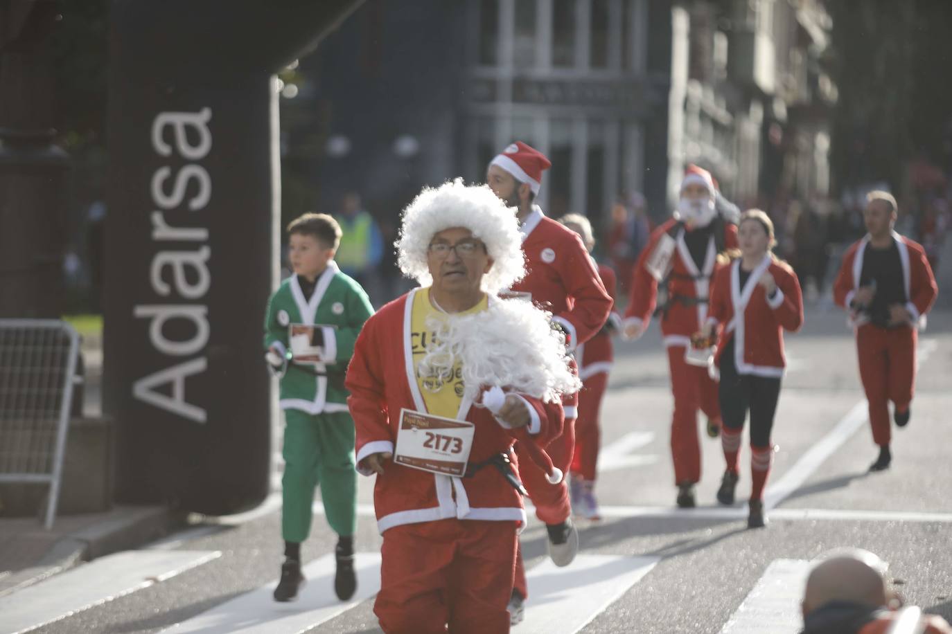 Fotos: Marea roja de Papás Noel por las calles de Oviedo