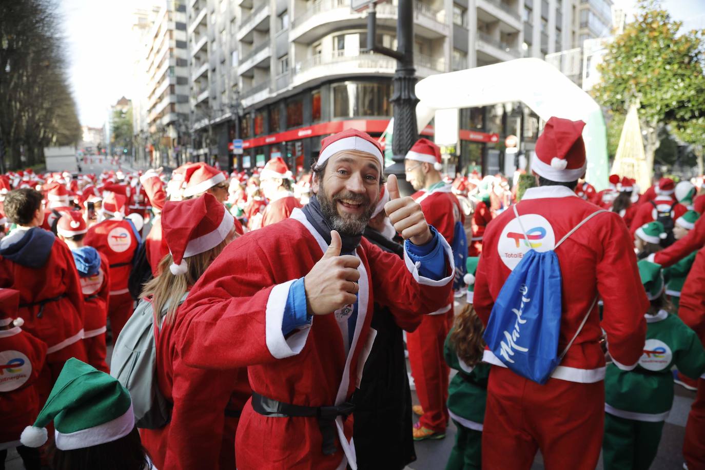 Fotos: Marea roja de Papás Noel por las calles de Oviedo