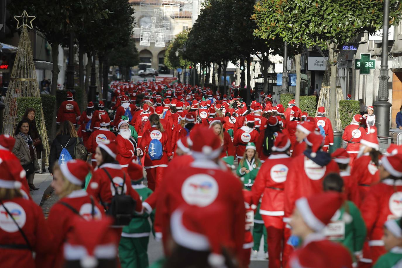 Fotos: Marea roja de Papás Noel por las calles de Oviedo