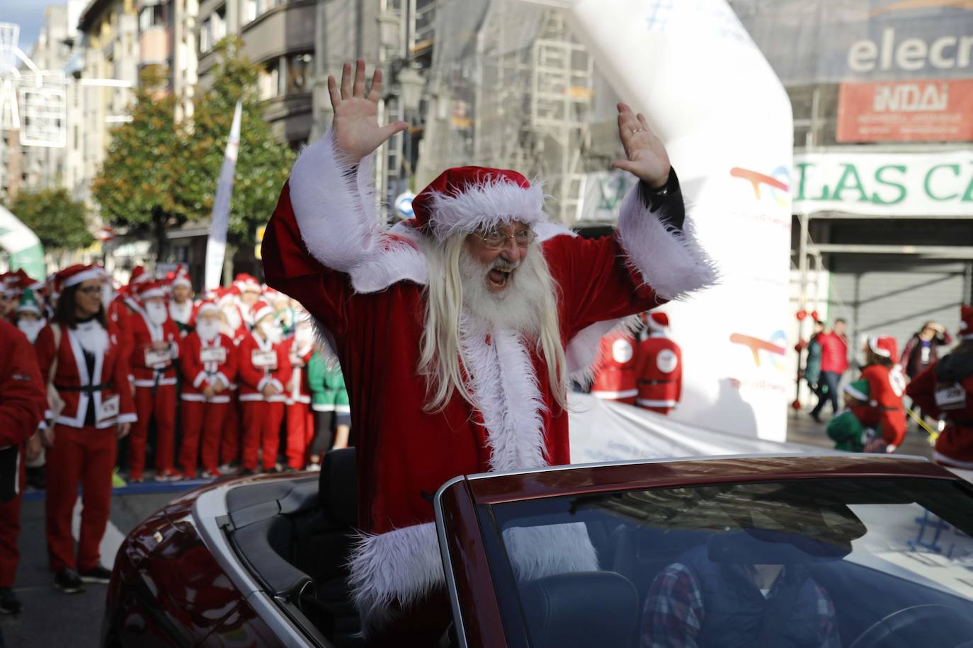 Fotos: Marea roja de Papás Noel por las calles de Oviedo