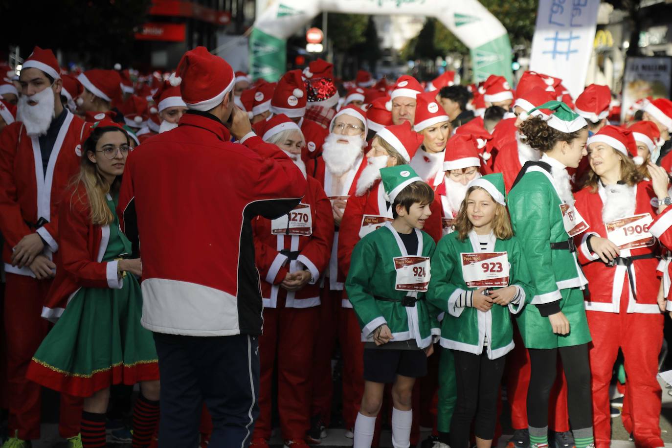 Fotos: Marea roja de Papás Noel por las calles de Oviedo