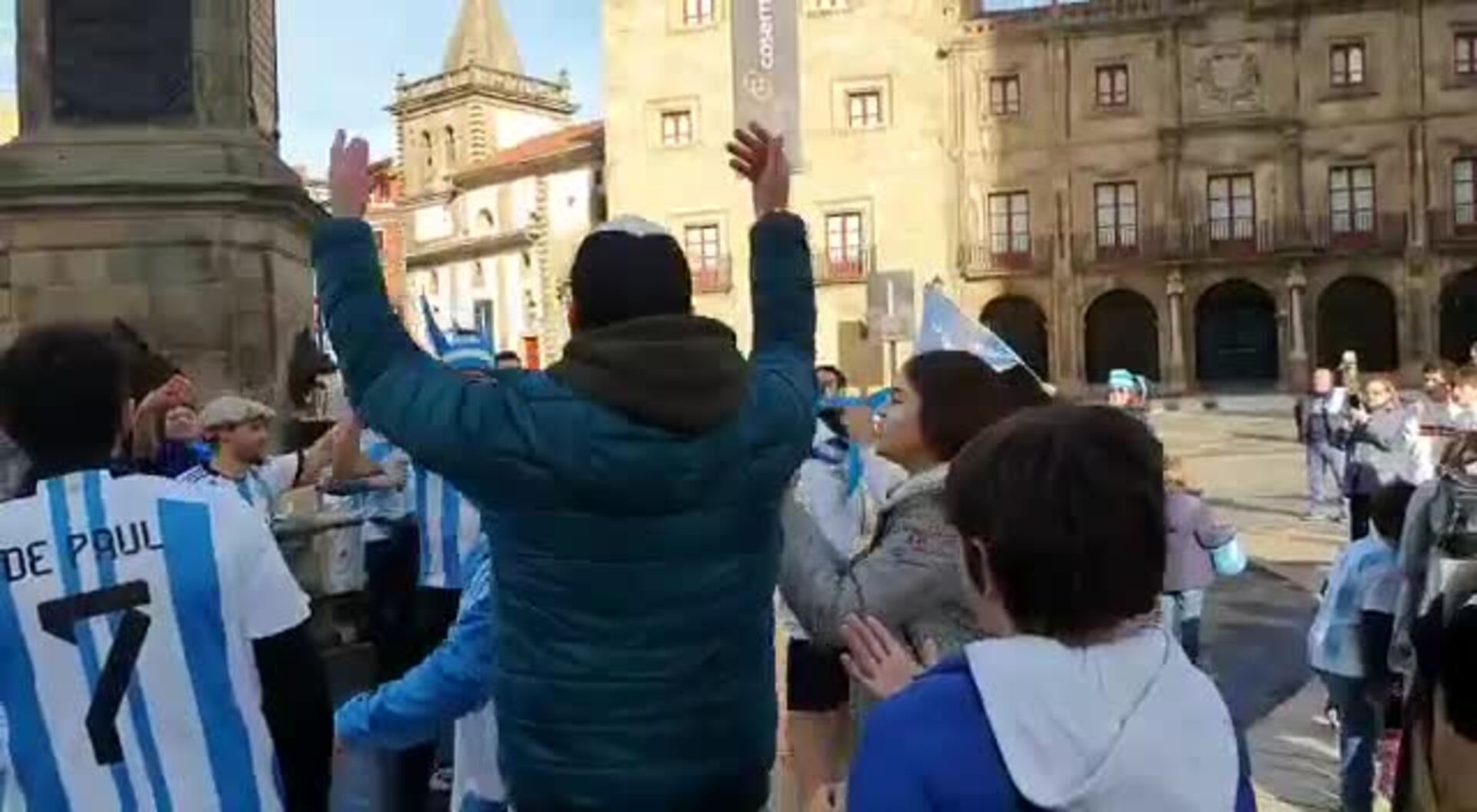 Los argentinos animan a su selección desde Gijón