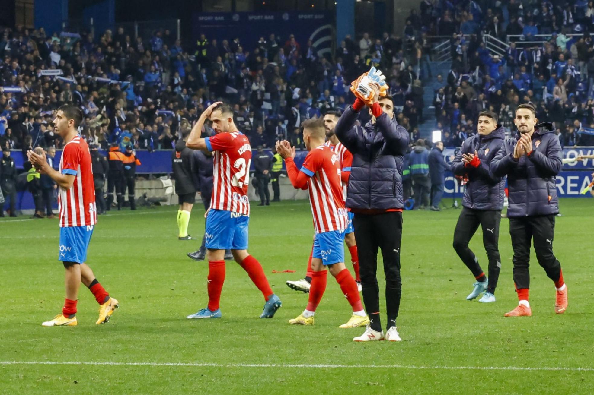 Los jugadores rojiblancos fueron a aplaudir a sus aficionados, tristes tras una nueva derrota. 