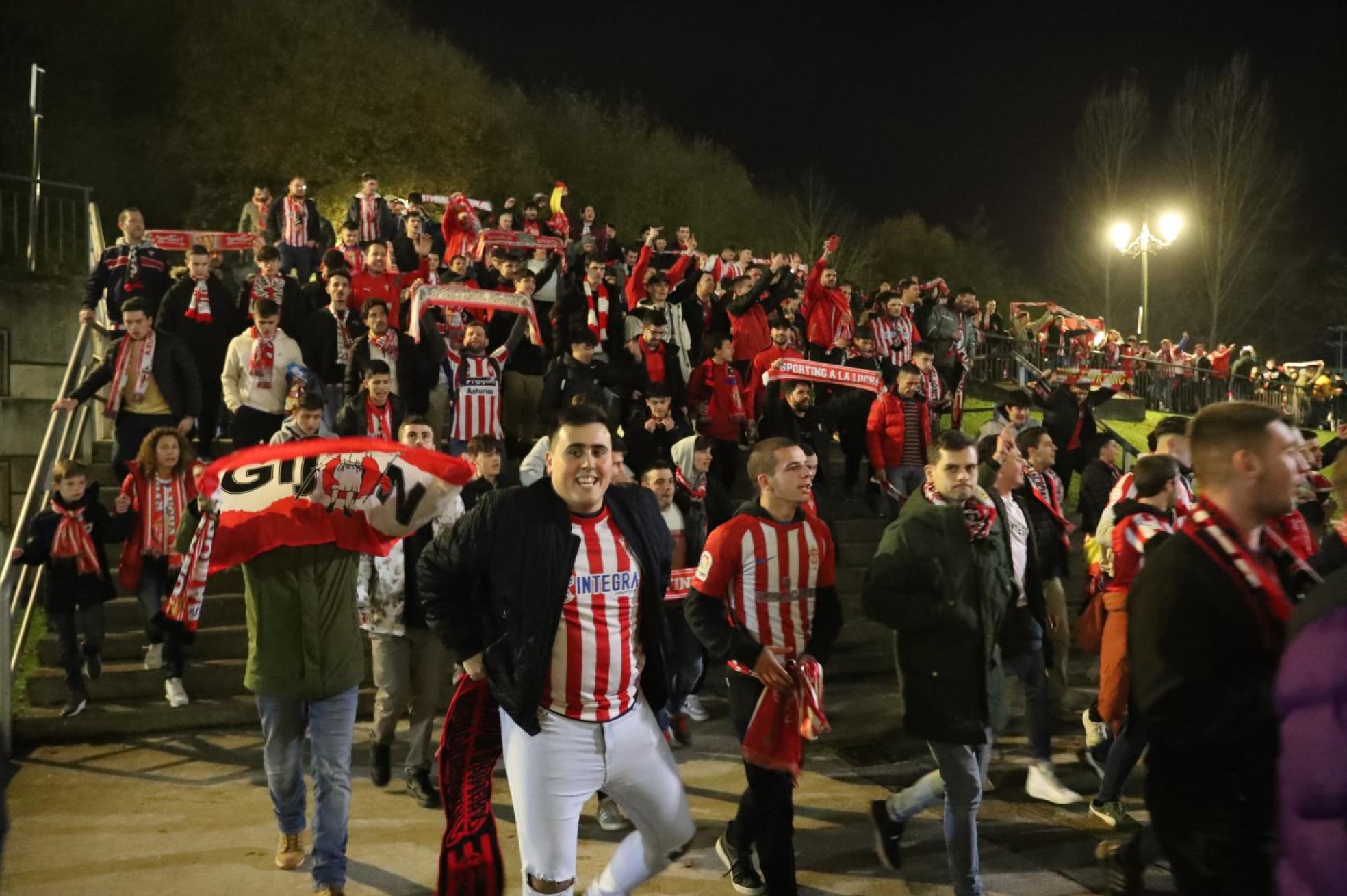 Los seguidores del Sporting, en las escaleras de acceso al Carlos Tartiere, al que llegaron desde la zona de El Cristo, lugar fijado para el reparto de las entradas. 