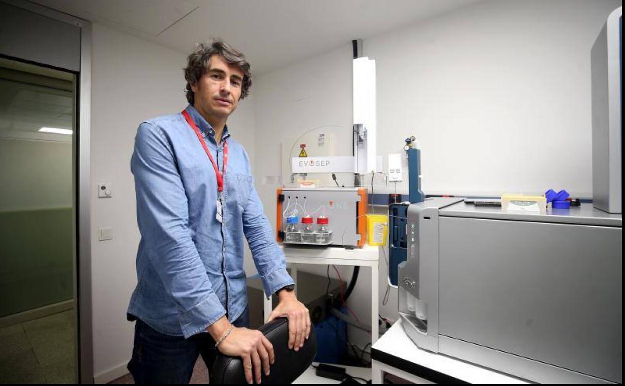 Ignacio Ortea, en la Unidad de Proteómica del ISPA.