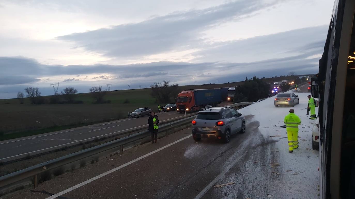 El lugar del accidente, en la autopista entre Villalpando y Benavente, en una imagen tomada desde el interior del autobús siniestrado tras el impacto del camión. 