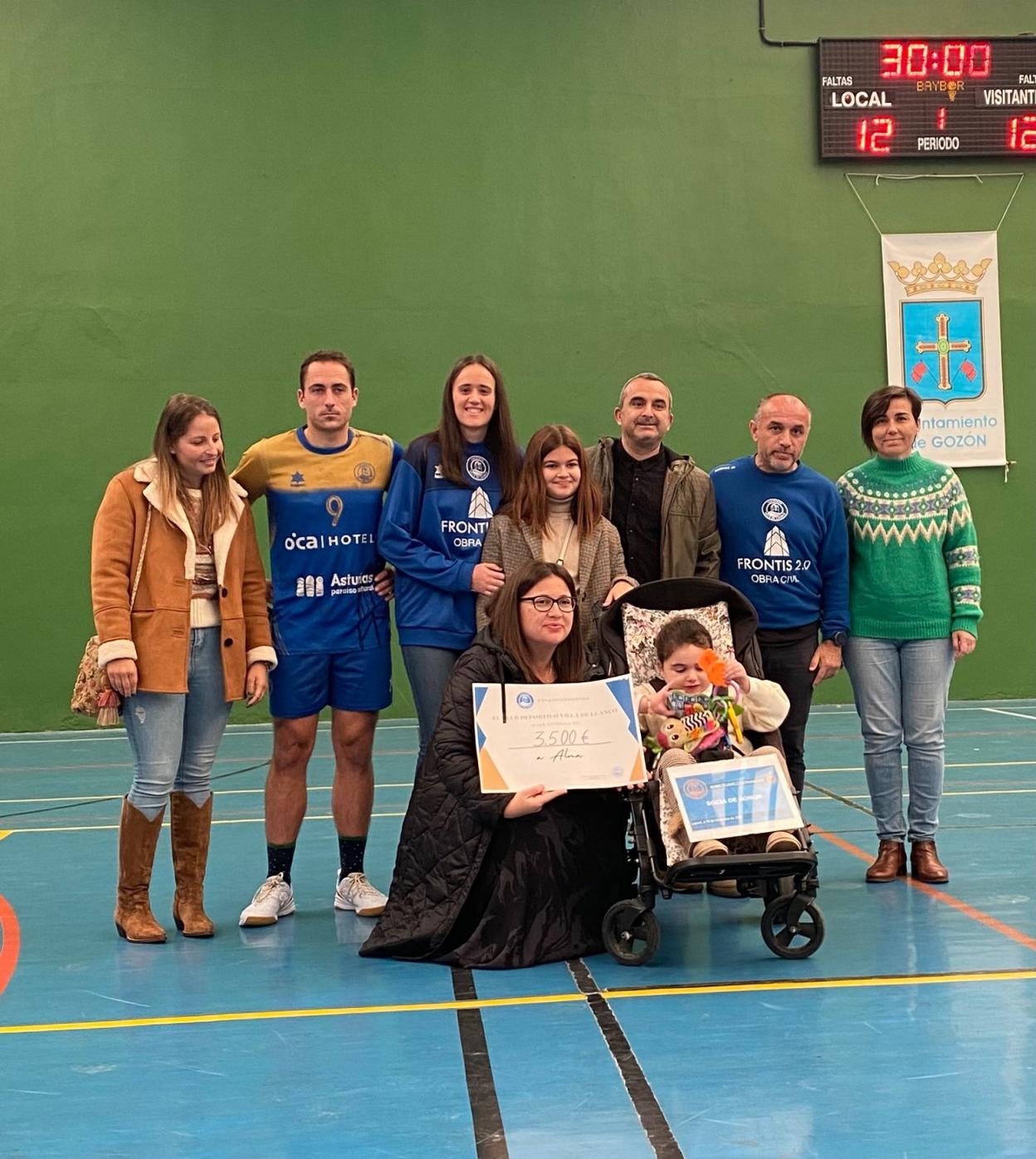 Miembros del club, con la pequeña y su madre, Sandra Fernández. 