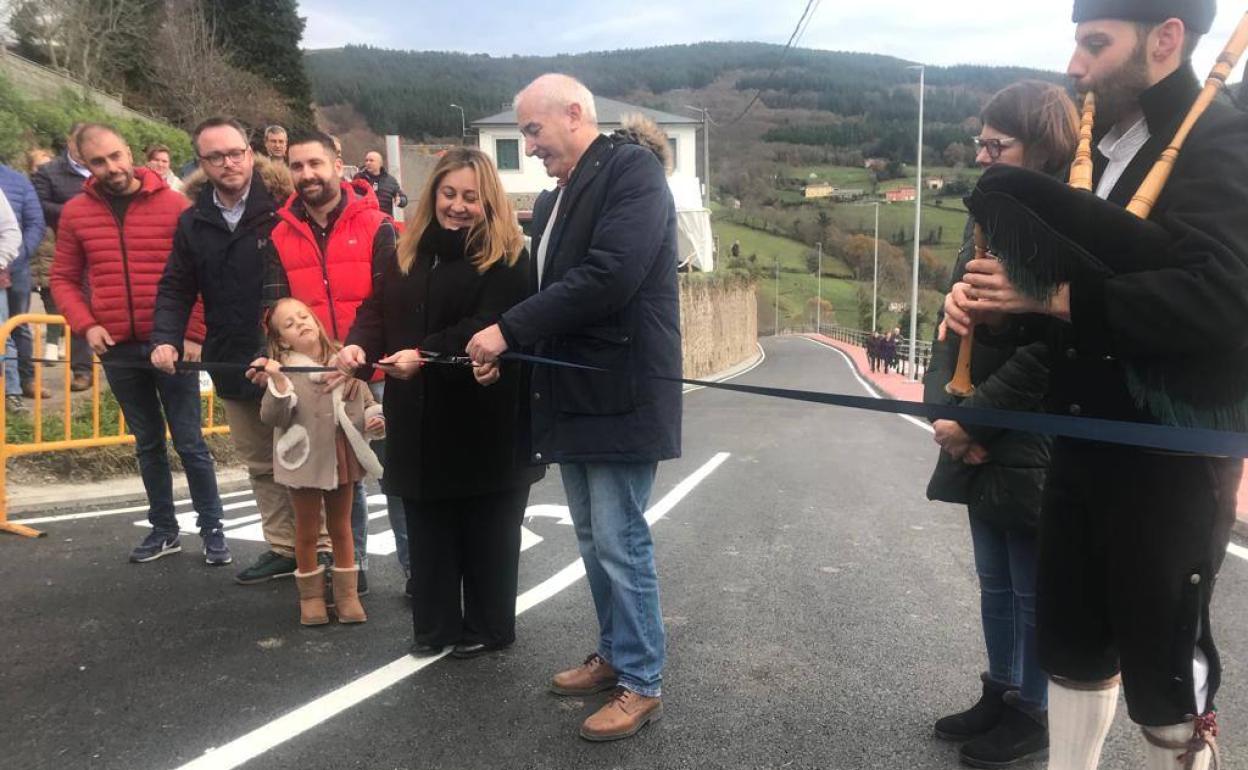 El alcalde de Allande y la consejera de Educación, Lidia Espina, en la inauguración de la nueva calle en Allande. 