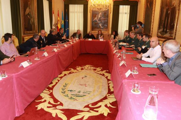 La alcaldesa de Gijón, Ana González, y la delegada del Gobierno, Delia Losa, presidieron ayer la Junta Local de Seguridad. 