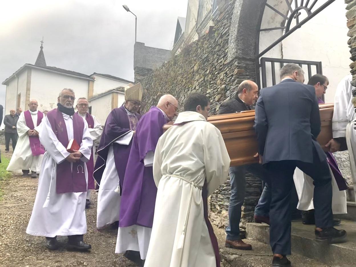 Varios sacerdotes del occidente portaron el féretro, seguidos del arzobispo, Jesús Sanz, y los vecinos. 