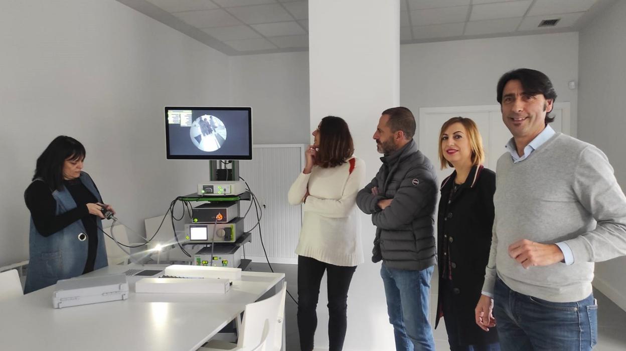 Ana Pulgar, Marisol Álvarez, Ángel García, Susana Madera y Gerardo Álvarez con uno de los equipos de la empresa. 