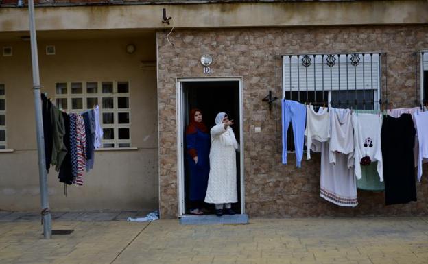 La madre del menor de ocho años que apareció muerto, en la puerta de su vivienda en la barriada Loma Colmenar.