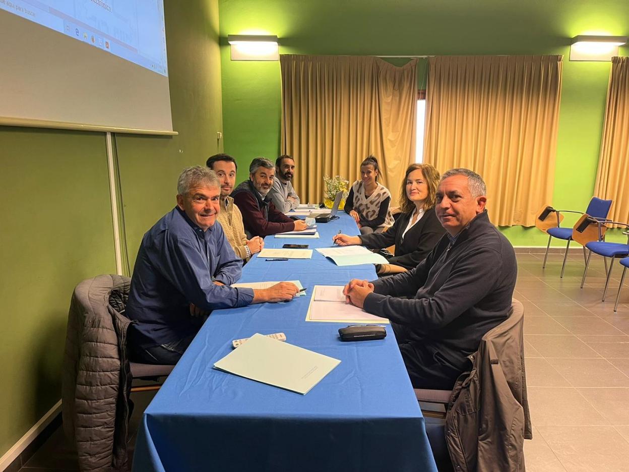 El alcalde de Somiedo, el consejero de Medio Rural, el director general de Medio Natural, el director del parque, la directora general de Desarrollo Natural y el de Administración Local y la edil Claudia Alonso. 