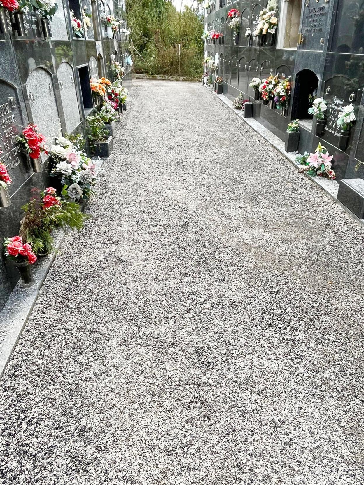 Se asfaltaron todos los viales del cementerio. 