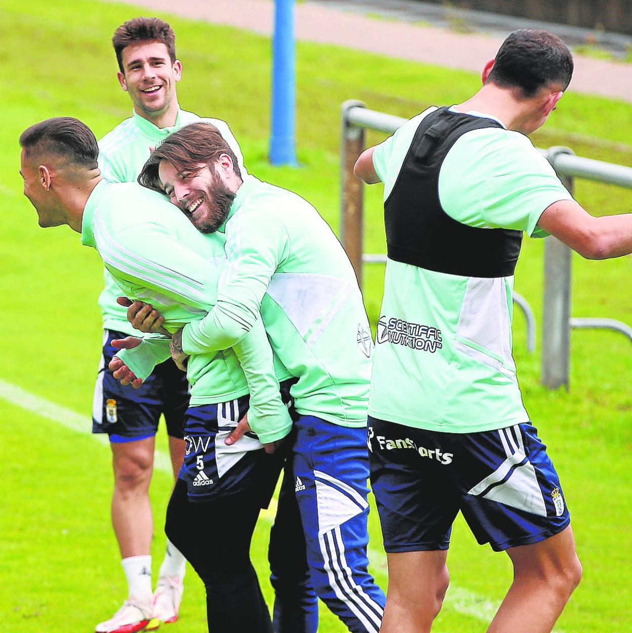 Miguelón abraza a Luismi en presencia de Jimmy y Dani Calvo.