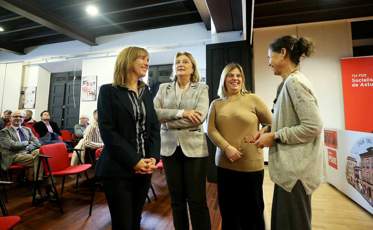 Ana Cárcaba, Delia Losa, Gimena Llamedo y Dolores Carcedo, este martes, en la Casa del Pueblo de Oviedo. 