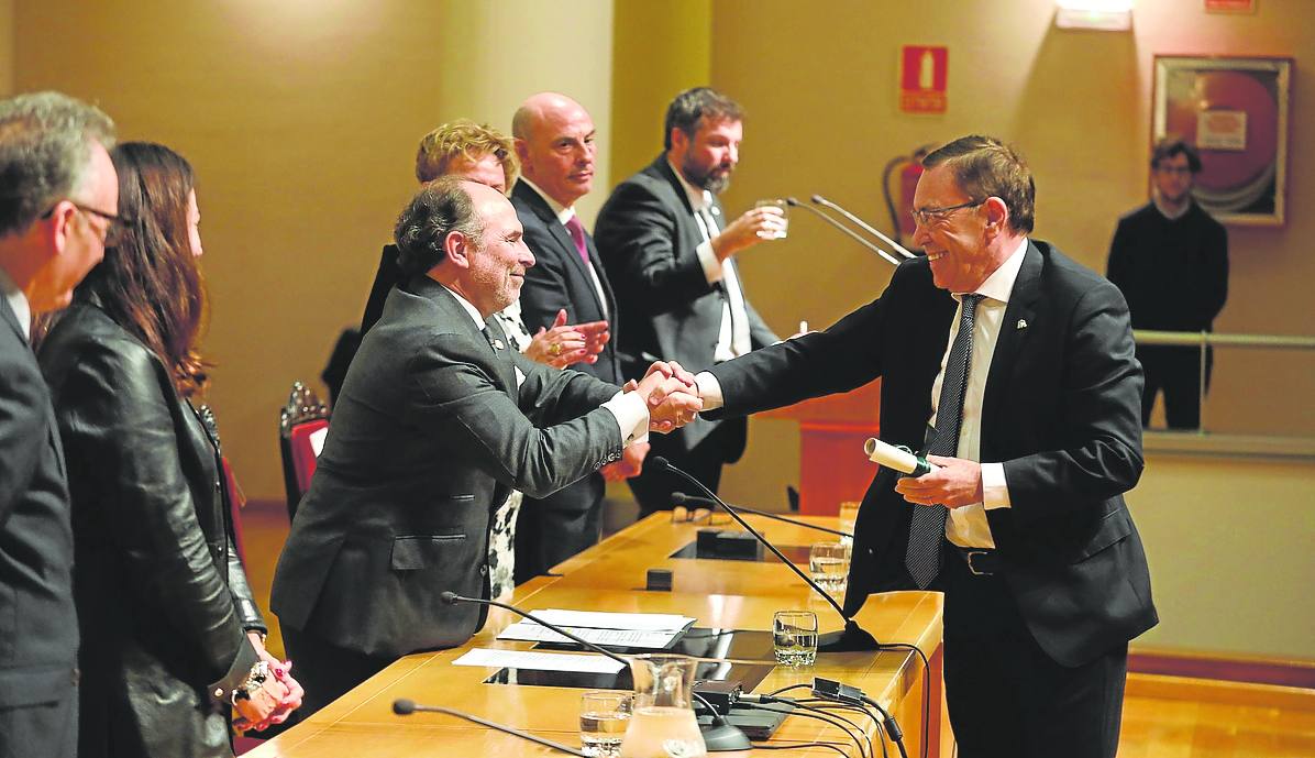 El rector de la Universidad de Oviedo, Ignacio Villaverde, entrega la Insignia de Oro a Juan Vázquez. j. c. román