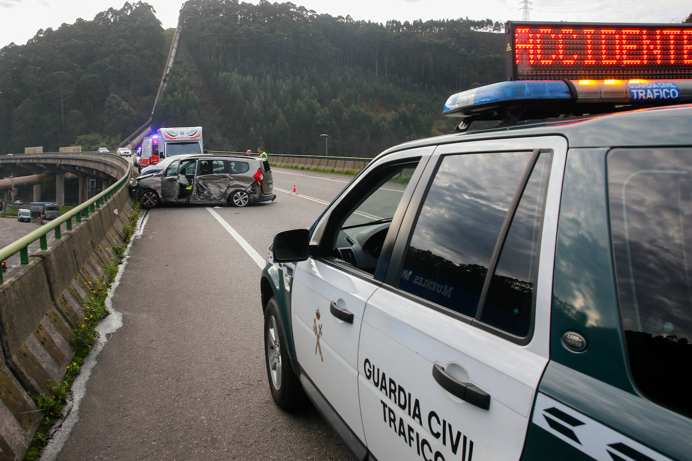 Fotos: Dos heridos en un accidente múltiple en Aboño, Gijón