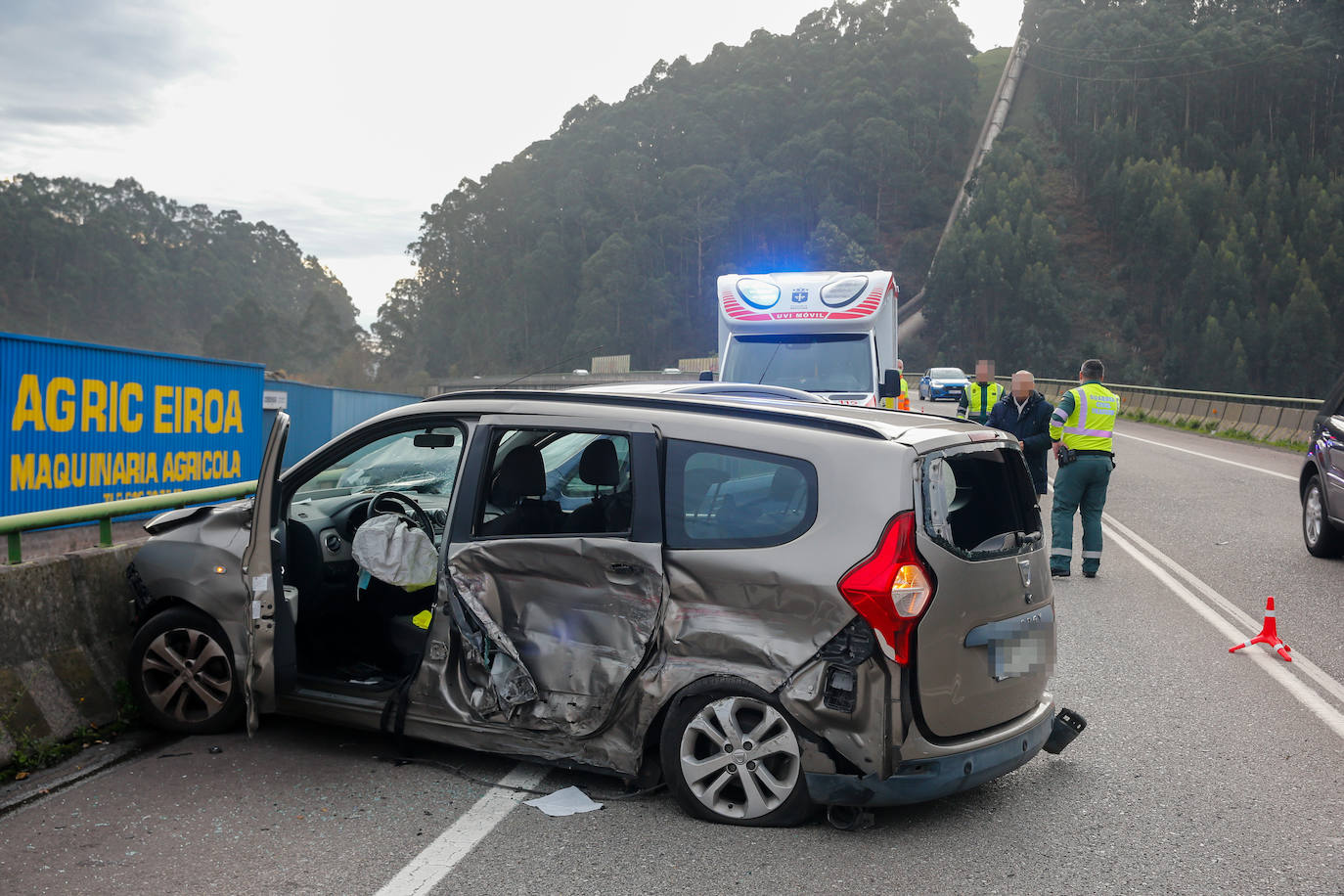 Fotos: Dos heridos en un accidente múltiple en Aboño, Gijón