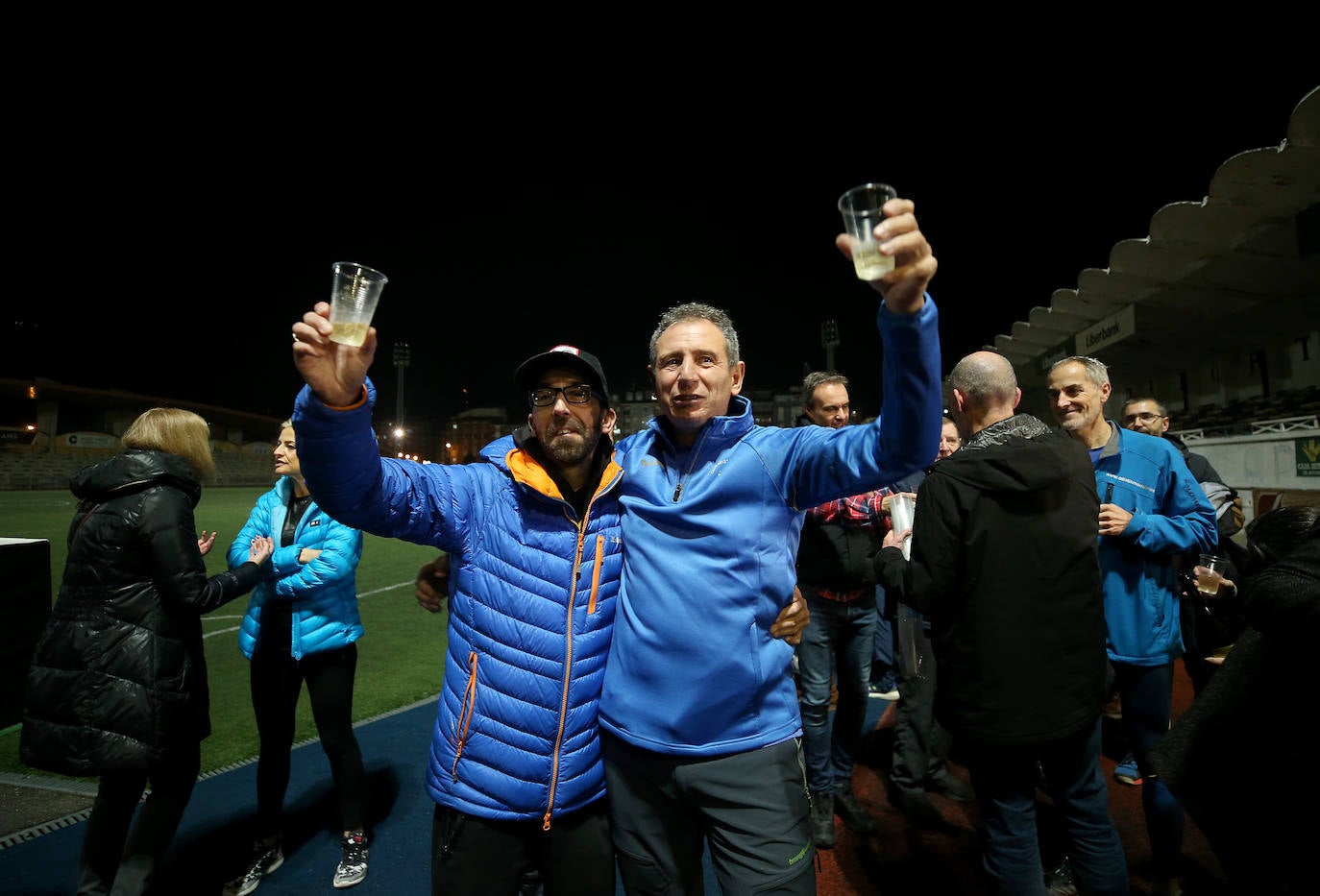 Fotos: Euforia en el Club Atletismo Mieres al llevarse el Gordo