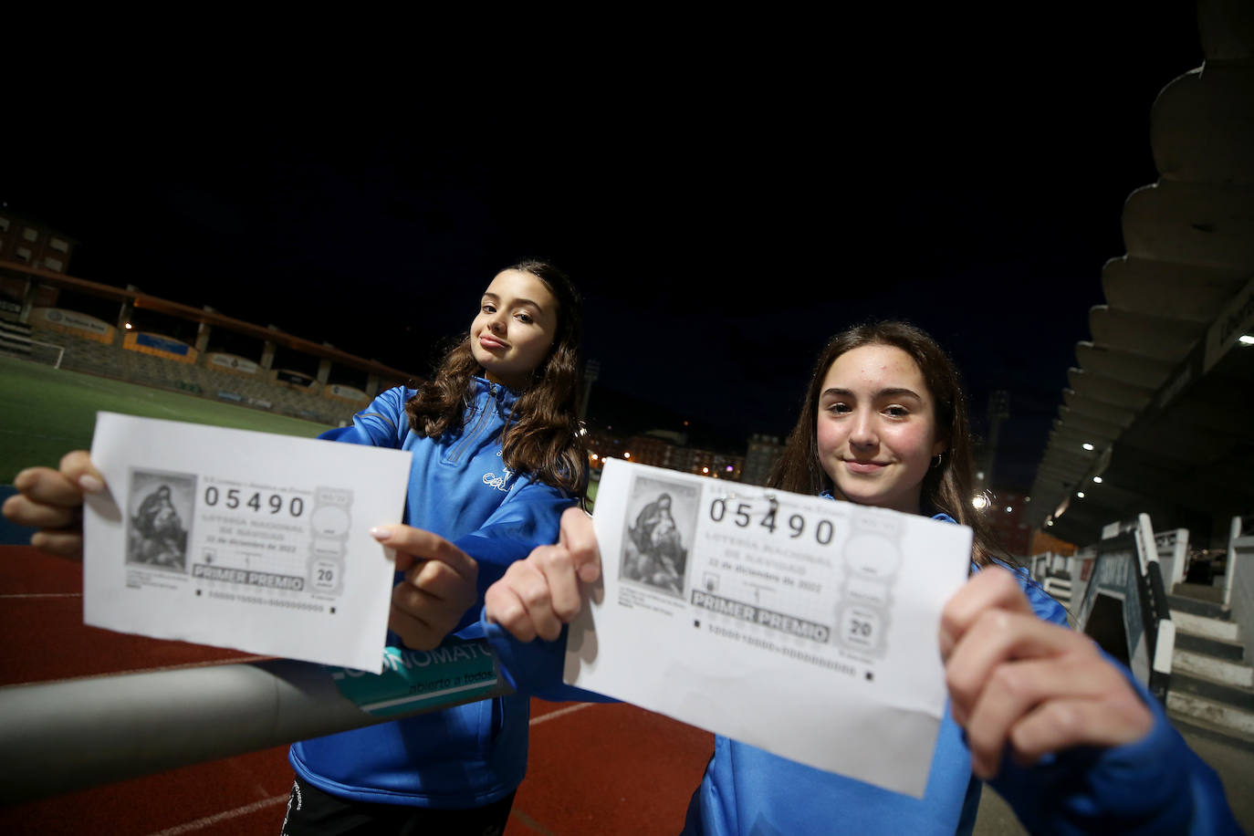 Fotos: Euforia en el Club Atletismo Mieres al llevarse el Gordo