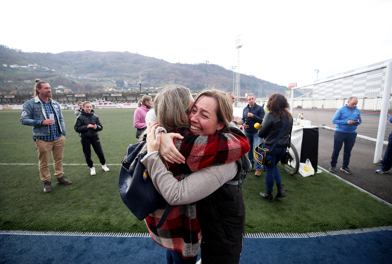 Fotos: Euforia en el Club Atletismo Mieres al llevarse el Gordo