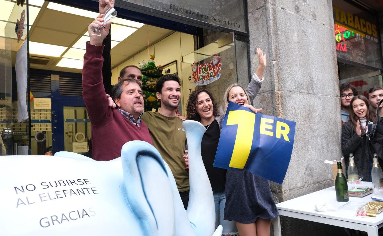 Guillermo, a la izquierda, con sus compañeros de la administración madrileña.