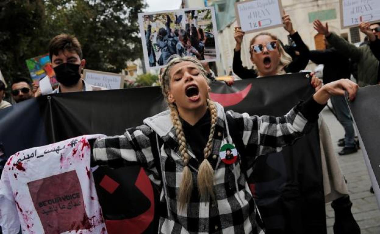 Una de las protestas populares que se han sucedido por la muerte de la mujer iraní de origen kurdo Mahsa Amini. 