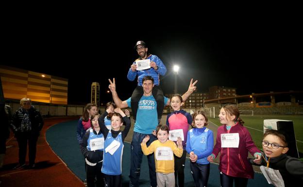 Miembros del Club de Atletismo de Mieres celebran el premio.