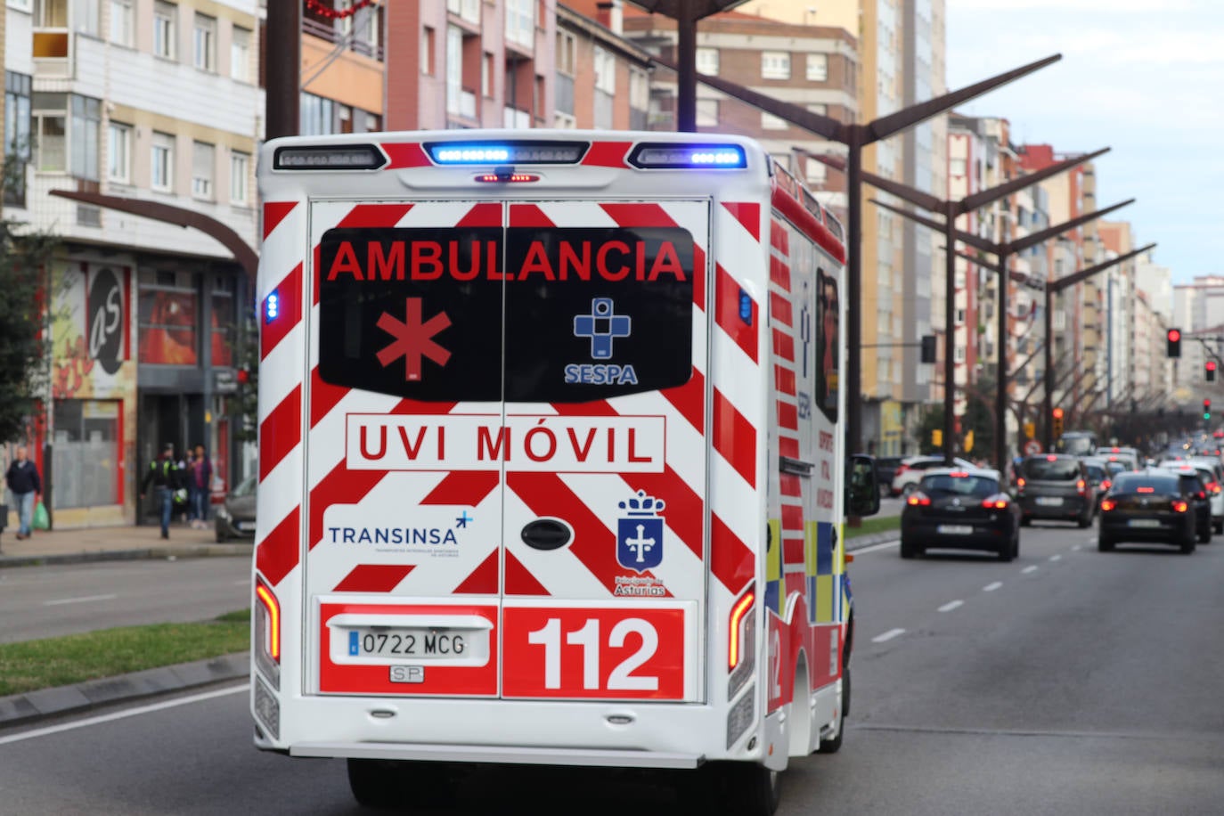 Fotos: Herido grave un policía local de Gijón en un accidente