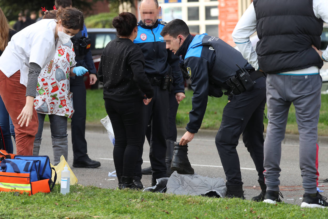 Fotos: Herido grave un policía local de Gijón en un accidente