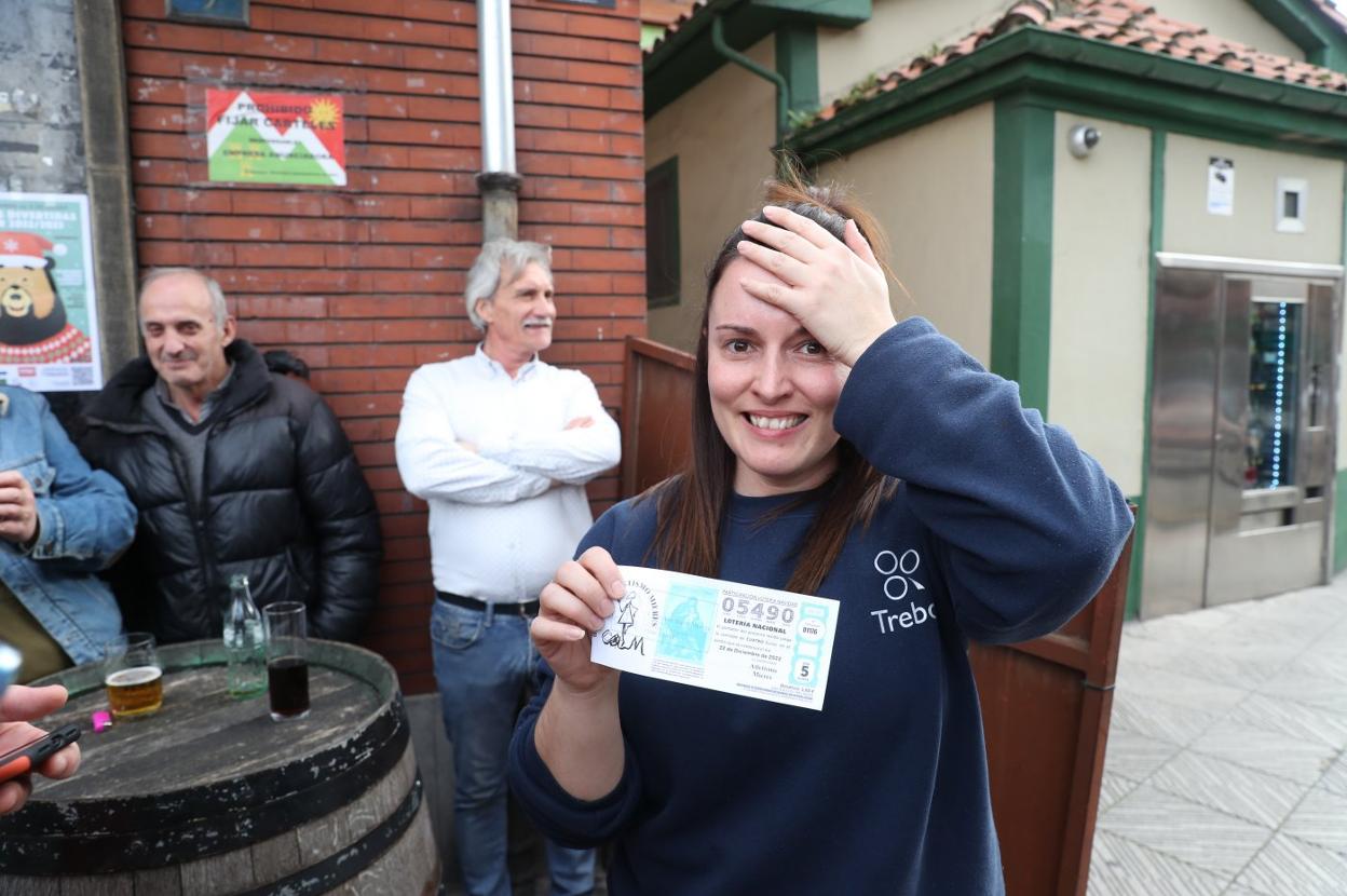 Rosa María Pérez con una de las papeletas premiadas junto a su bar.