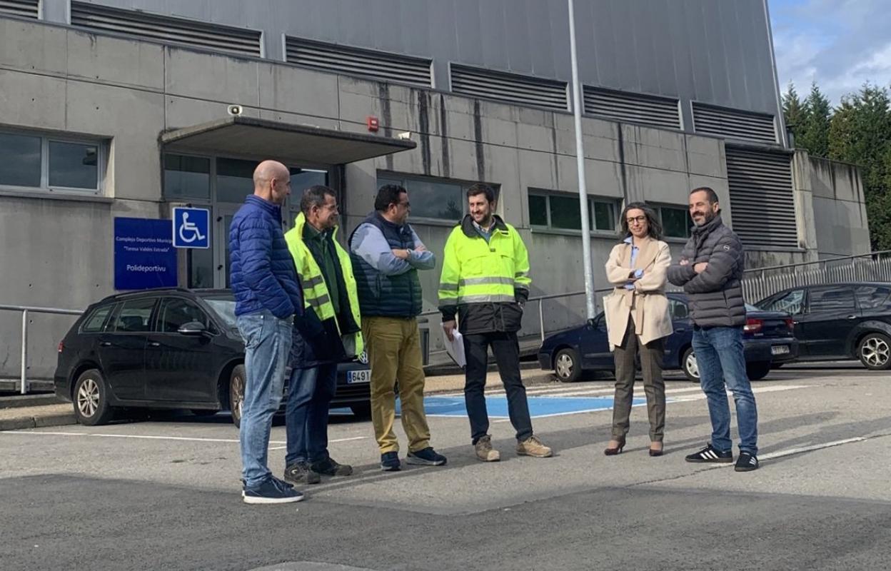 El alcalde visitó ayer las obras de drenaje del polideportivo. 